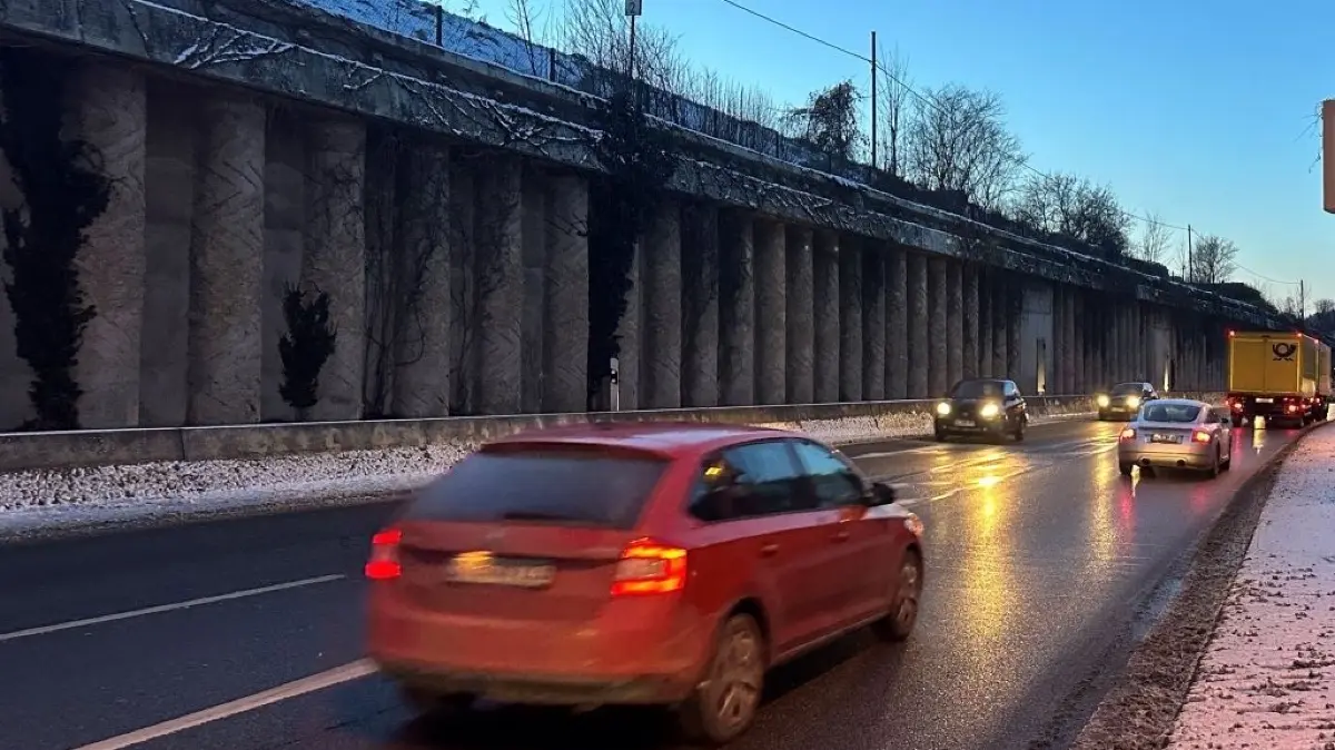 Die Geschwindigkeitsbegrenzung von 70 auf 50 Kilometer pro Stunde im Laufener Tunnel ist wieder aufgehoben. Am Dienstag wurde das defekte Teil, das eine Gefahrenquelle darstellte, ausgetauscht.⇥
Die Geschwindigkeitsbegrenzung von 70 auf 50 Kilometer pro Stunde im Laufener Tunnel ist wieder aufgehoben. Am Dienstag wurde das defekte Teil, das eine Gefahrenquelle darstellte, ausgetauscht.