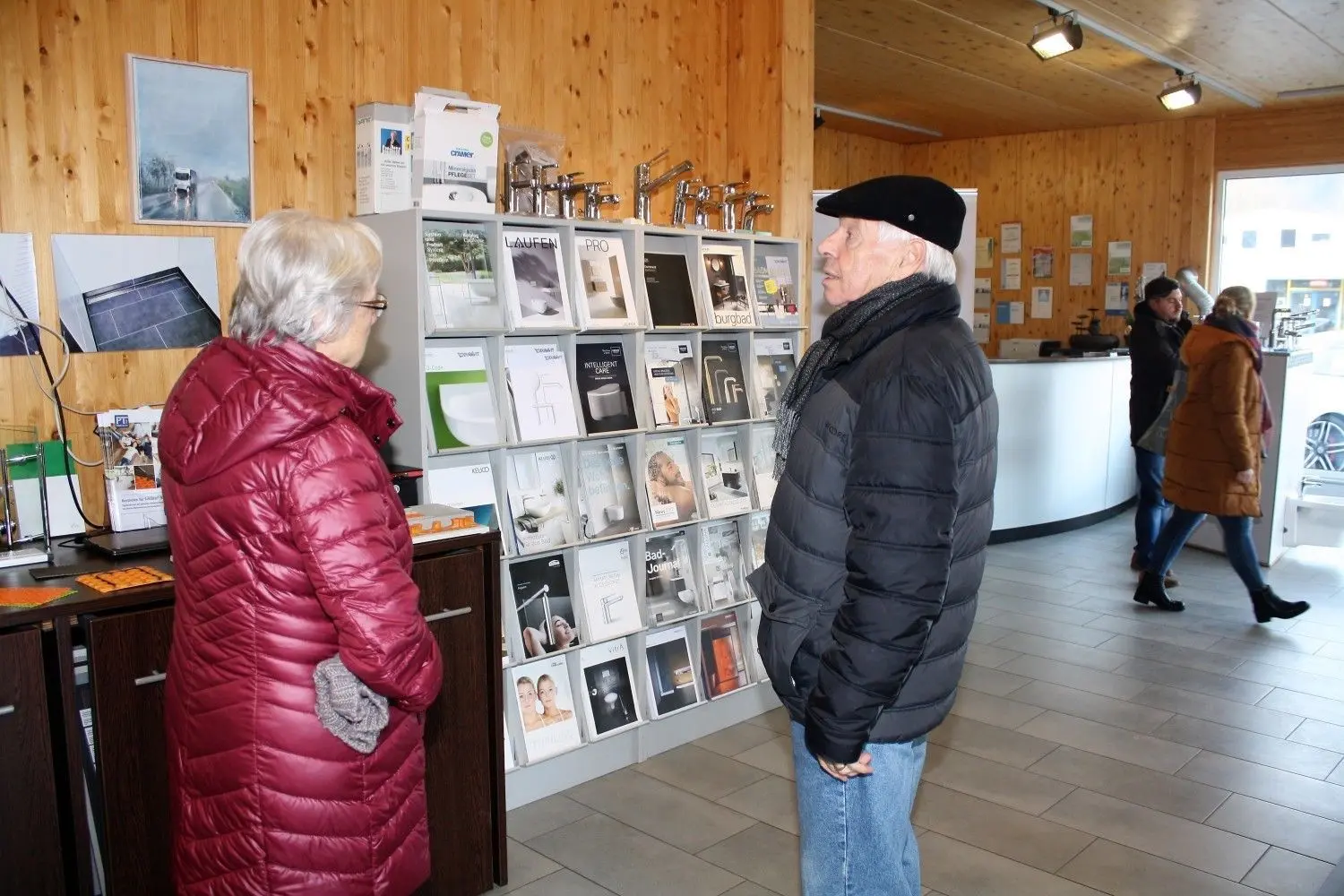 Das Ehepaar Heinrich aus Schwäbisch Hall informiert sich.
