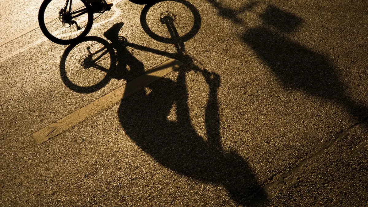 Auf der Flucht: Ein Radfahrer verletzt einen Polizisten in Berlin mit seinem Fahrrad. (Symbolfoto)
ARCHIV - 19.09.2020, Bayern, München: Der Schatten eines Radfahrers zeichnet sich in Licht der Abendsonne auf dem Asphalt einer Strasse in der Innenstadt ab. (zu dpa «Umfrage: Viele Bürger wollen auch nach Corona mehr mit dem Rad fahren») Foto: Peter Kneffel/dpa +++ dpa-Bildfunk +++