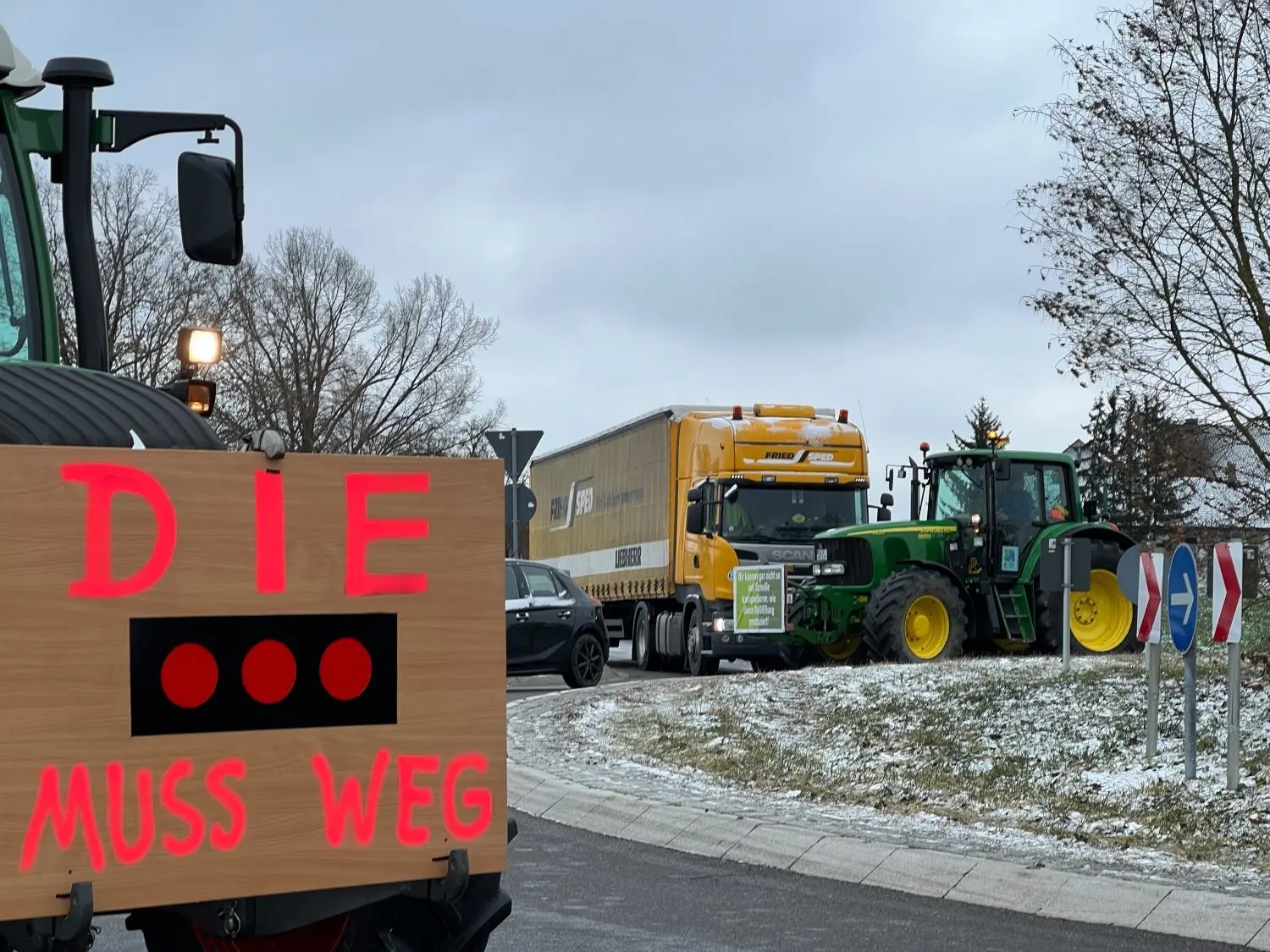 Bauernproteste in der Region... hier am Kreisverkehr in Ehingen-Weisel. Die Blockade des Kreisverkehrs durch Traktoren sorgte für einen langen Stau.