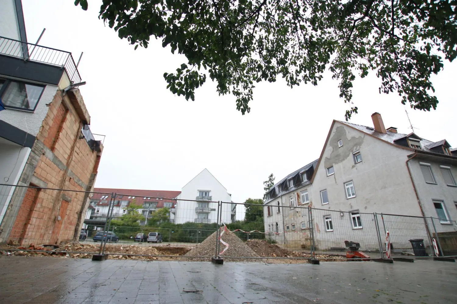 Der rechte Teil des Gebäudes Achstraße 10 ist Geschichte. Links ist nun eine Physiotherapiepraxis untergebracht. Rechts im Bild: das Awo-Gebäude.⇥