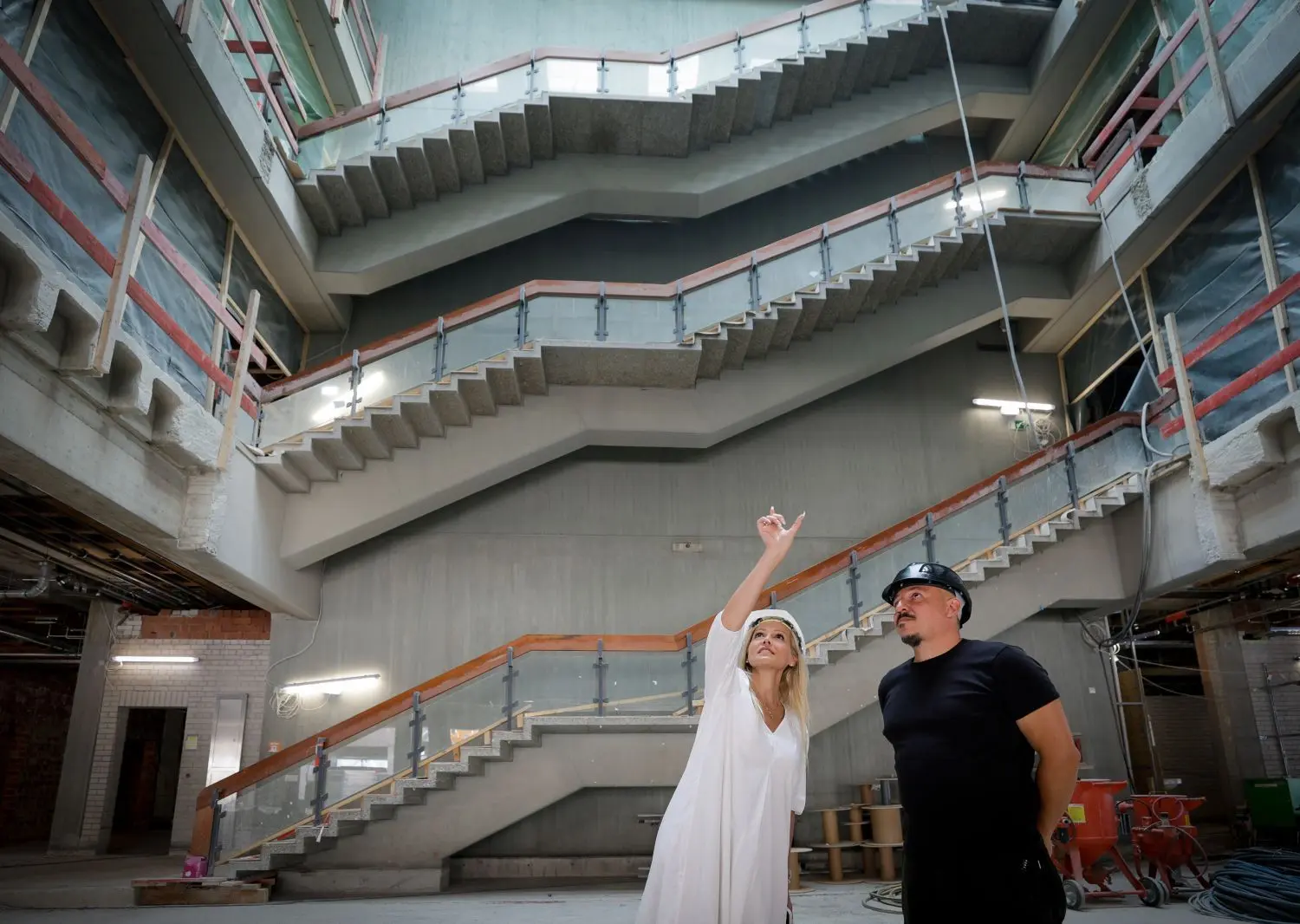 Gebäudemanagerin Mia Jeremic und Bauleiter Sergiu Cotenescu haben die Baustelle im Blick. Im Hintergrund die Treppe, die es Jeremic angetan hat, weil sie sich perfekt ins Gebäude einfügt.