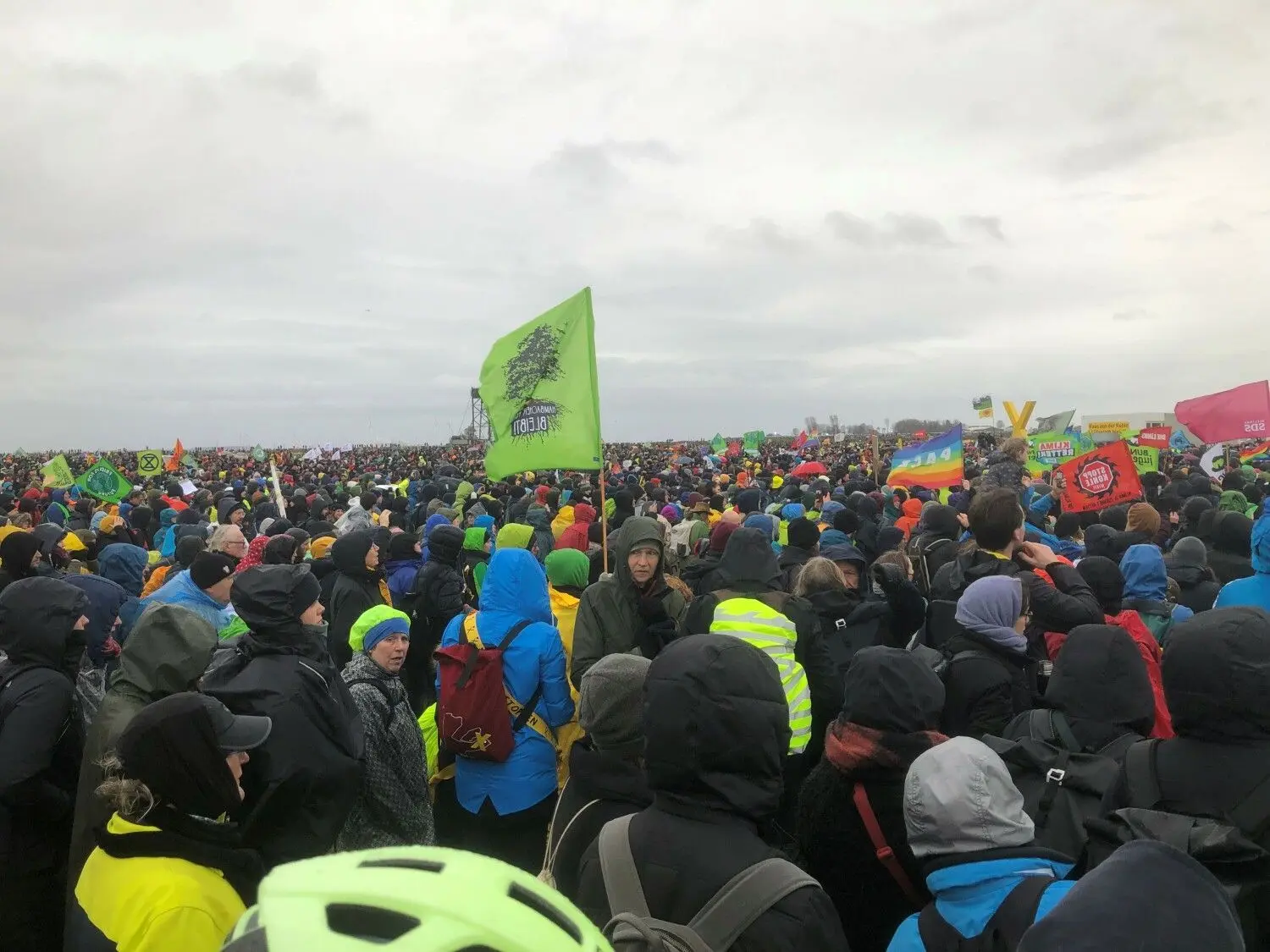 Demonstranten auf dem Gelände beim Braunkohle-Tagebau.