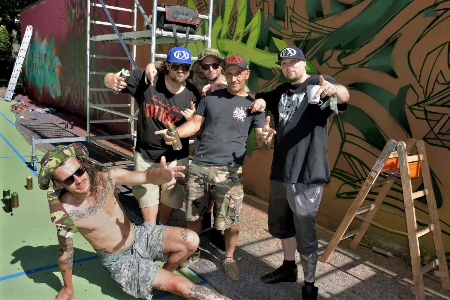 Graffiti-Kunst schafft in sengender Hitze die FX-Crew mit (von links) Spade (liegend), Rast, DEFXone, Mata und Gore.⇥