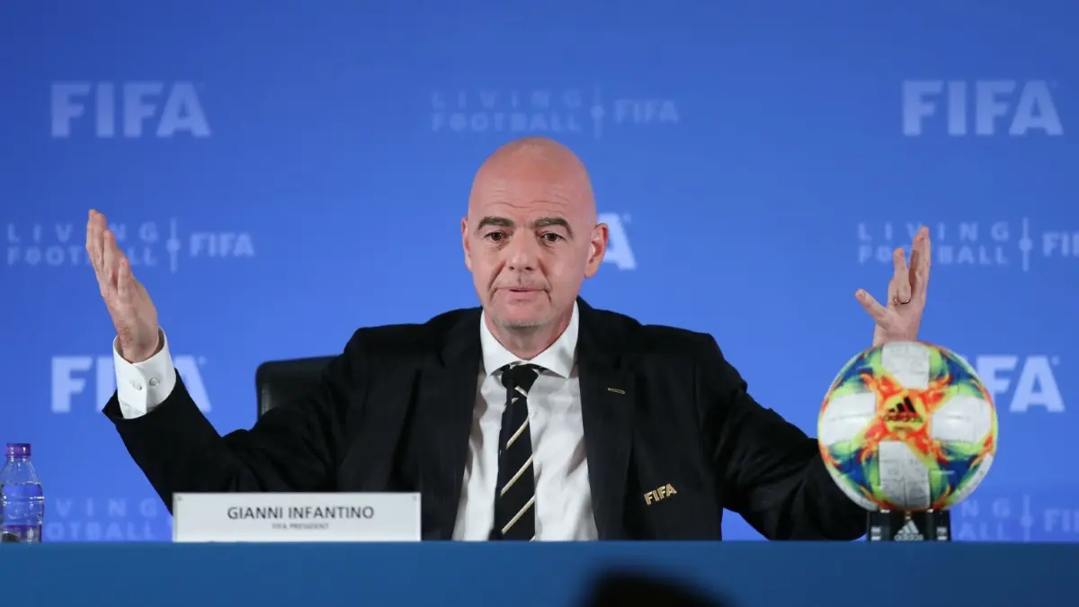 Gianni Infantino, Präsident des Fußball-Weltverbands FIFA, hat die WM-Vergabe an den einzigen Bewerber für 2034 offiziell gemacht.
ARCHIV - 24.10.2019, China, Shanghai ··: Fußball: FIFA, Sitzung Council: Gianni Infantino, Präsident des Fußball-Weltverbands FIFA, spricht auf einer Pressekonferenz im Rahmen einer Sitzung des Councils. An diesem Dienstag läuft die Frist für die Interessenbekundung an der Ausrichtung der WM 2034 ab. (zu dpa: «Saudi Arabiens WM 2034: Konkurrenz- aber nicht diskussionslos») Foto: Ding Ting/Xinhua/dpa +++ dpa-Bildfunk +++