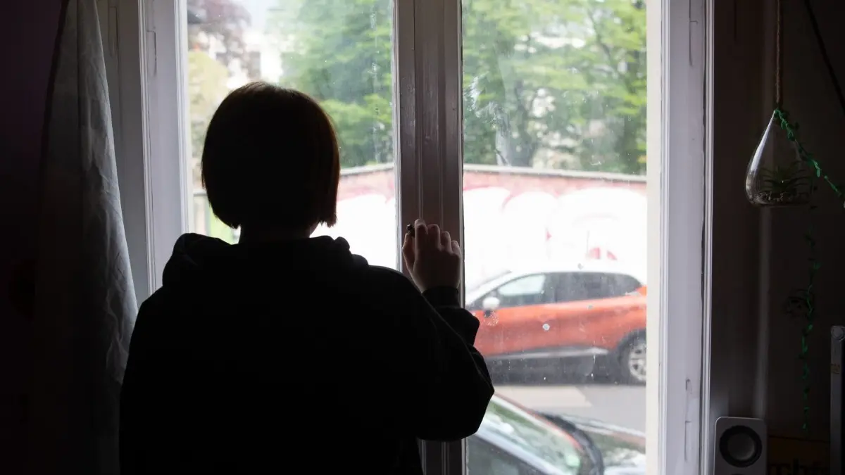 Die Situation macht auch etwas mit der Psyche von Kindern und Jugendlichen, vor allem, wenn sie in Isolation müssen.
ILLUSTRATION - Eine Jugendliche blickt aus einem Fenster. Die Pandemie hat bei Kindern und Jugendlichen in England deutliche Spuren bei der psychischen Gesundheit hinterlassen. (Illustration zu dpa: «Pandemie: Deutlich mehr psychische Probleme bei Kindern in England») +++ dpa-Bildfunk +++