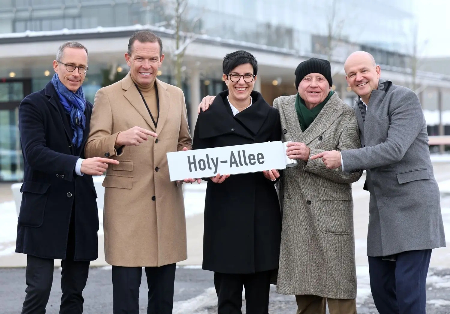 Marc Holy, Daniel Grieder, Carmen Haberstroh, Uwe Holy und Yves Müller (von links) enthüllten das neue Straßenschild. Jetzt liegt die Hugo Boss AG an der Holy-Allee.