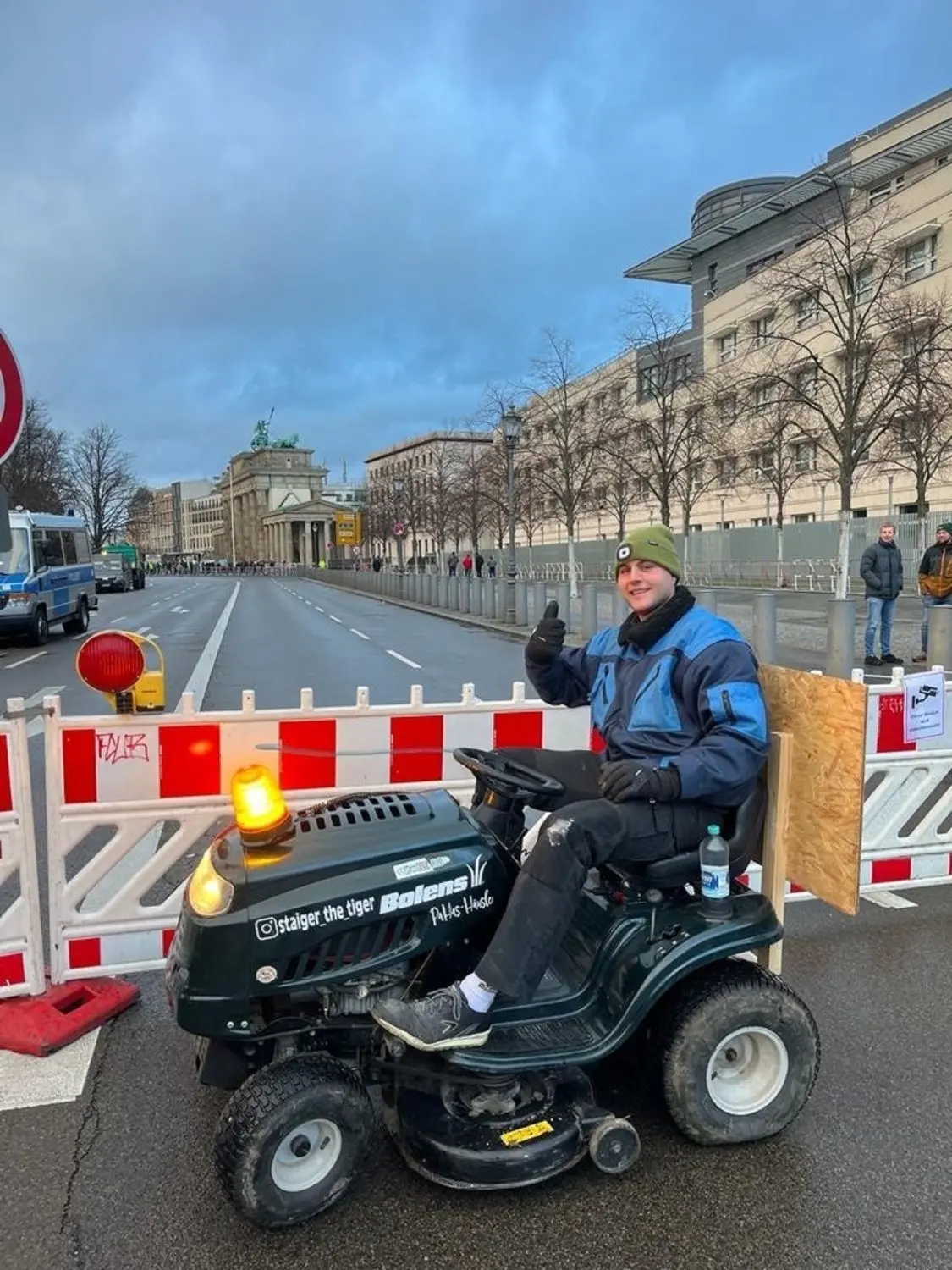 Samuel Staiger und sein Rasenmäher sind bis nach Berlin gefahren, um den Bauernprotesten beizuwohnen.