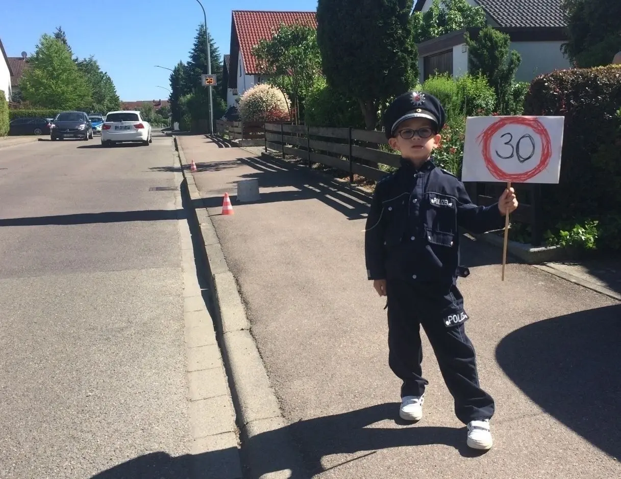 „Die sollen langsam fahren“: Samuel hat die Autofahrer fest im Blick.