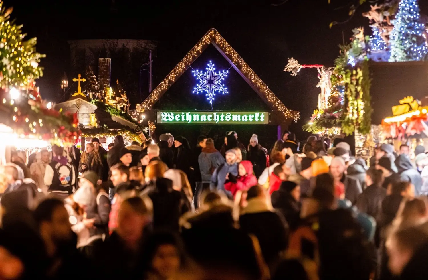 Besucher laufen über den Stuttgarter Weihnachtsmarkt. Mehr als 200 Händler sorgen mit ihren Buden für eine weihnachtliche Atmosphäre in die Innenstadt.