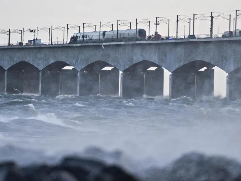 Ein Zug hält auf der Brücke über den Großen Belt bei Nyborg nach einem Zugunglück. Die dänische Polizei berichtet, dass mehrere Menschen bei dem Zugunglück getötet wurden. Foto: Tim K. Jensen