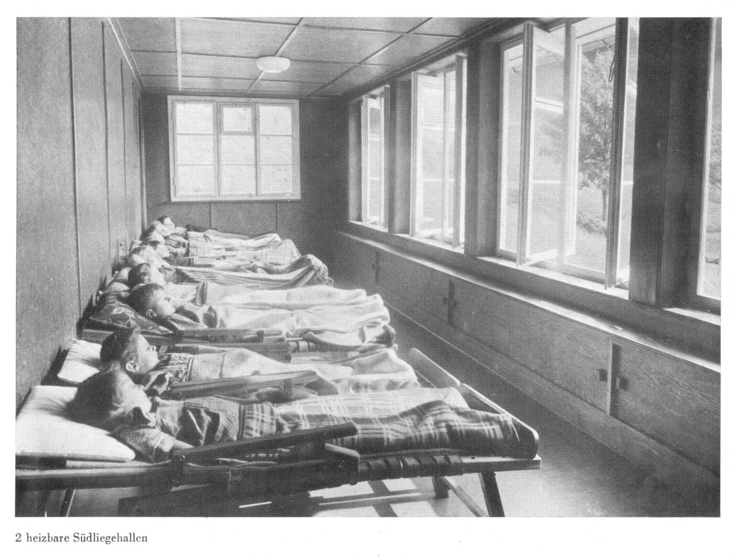 „Durchhalten als Überlebensprinzip“: Autoritäre Strukturen prägten das Erziehungsleitbild der Nachkriegszeit. Unser Foto entstand in der Liegehalle eines Heims in Todtmoos.