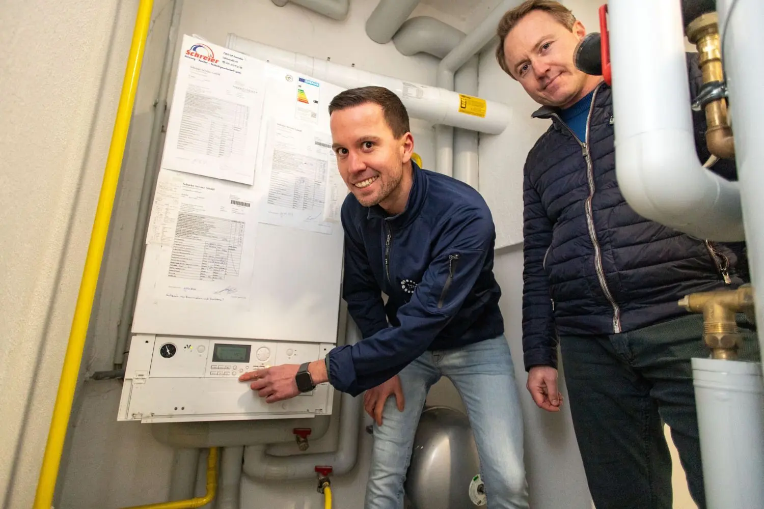 Der erste Weg bei dem Heizungscheck vor Ort führt Energieberater Dominik Seck (links) und Hausbesitzer Jürgen Tadler natürlich in den Heizungskeller des Einfamilienhauses in Göppingen.⇥