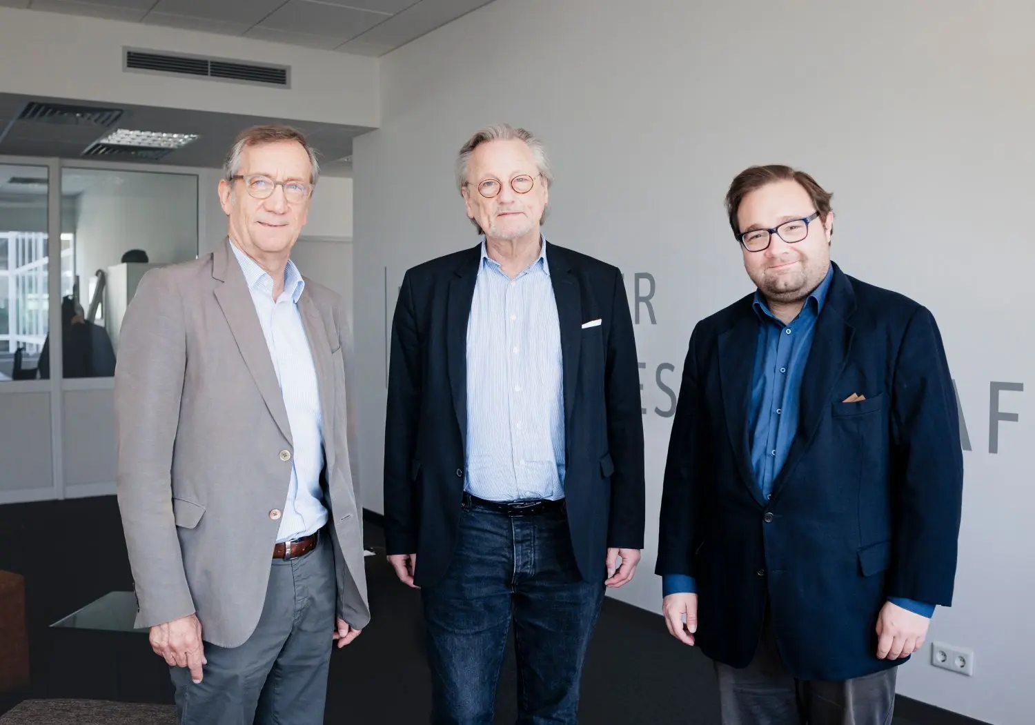 Gunther Hartwig (links) und Dominik Guggemos mit Peter Brandt.
