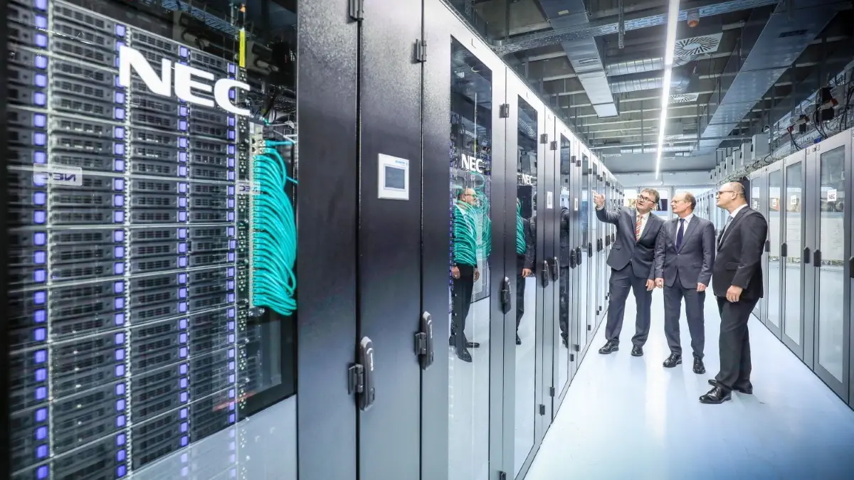 Der neue Computer der Universität Ulm kann hochkomplexe Berechnungen durchführen. Stefan Wesner, Michael Weber und Ulrich Steinbach begutachten das leistungsstarke System. ⇥
Neuer Hochleistungsrechner der Universität Ulm geht ans Netz: Simulationen der Superlative in Quantenphysik und Chemie