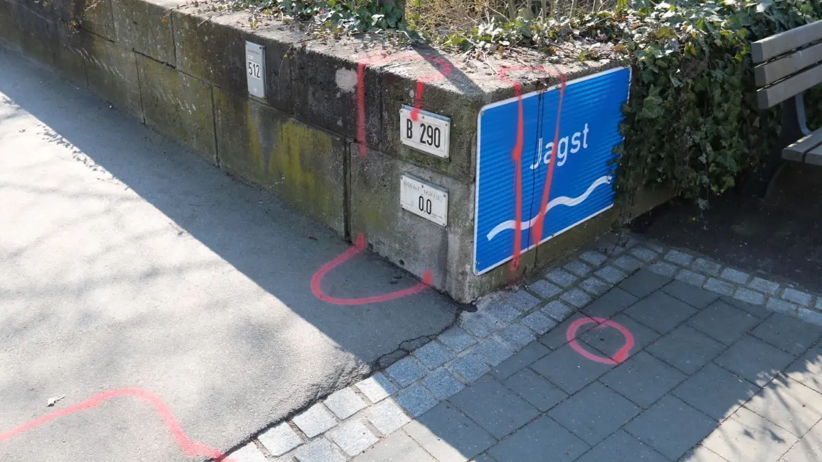 Polizisten sicherten am Tag nach der Tat Spuren, unter anderem an der Crailsheimer Jagstbrücke.