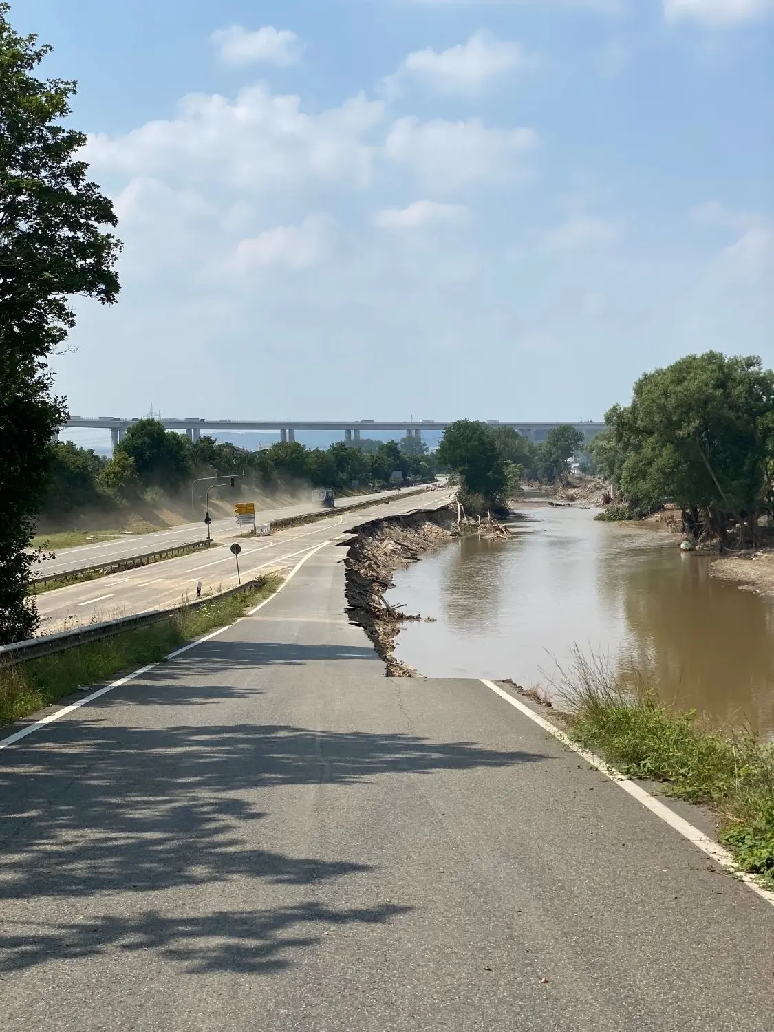 Impressionen aus dem Ahrtal: Überall stehen beschädigte Fahrzeuge, Straßen sind zerstört, Müll türmt sich.