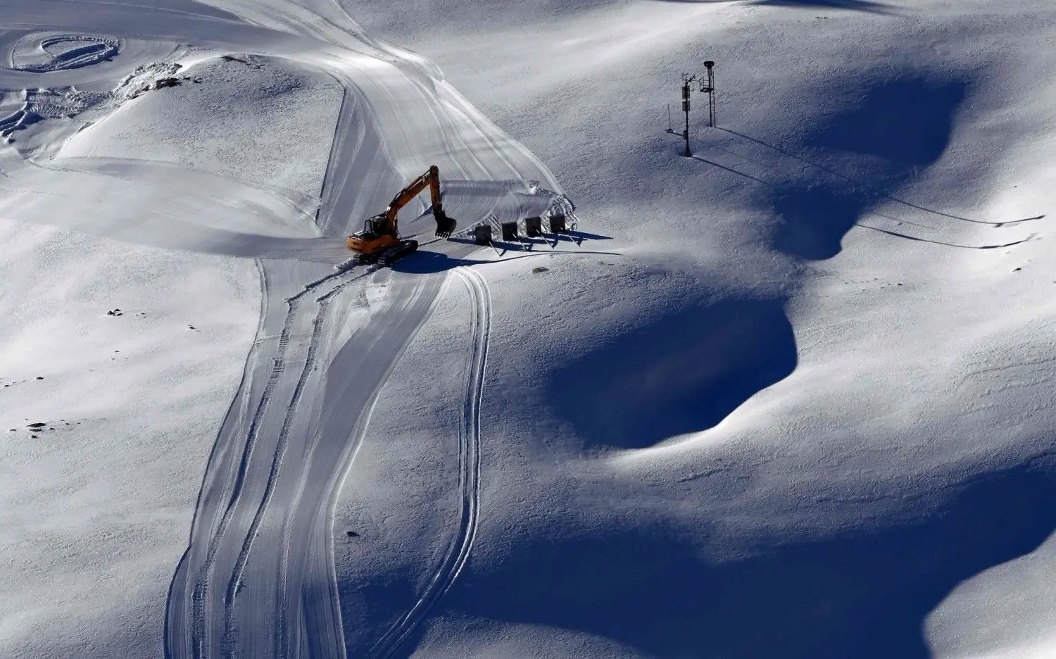 Auf der Zugspitze wird eine Skipiste präpariert. Doch ob es in diesem Winter überhaupt erlaubt wird, die Skigebiete zu öffnen, ist alles andere als sicher. Entsprechend zurückhaltend sind die Sportler bei der Anschaffung ihrer Ausrüstung.