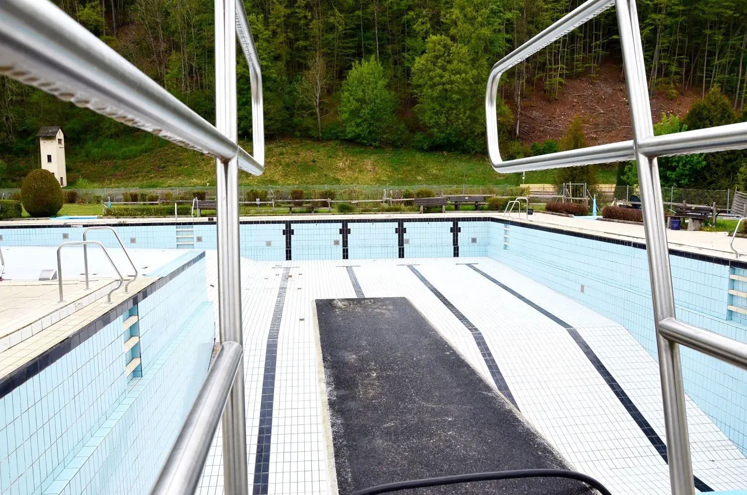 Wegen Corona und Sanierung noch im „Trockendock“: das Freibad in Wiesensteig.