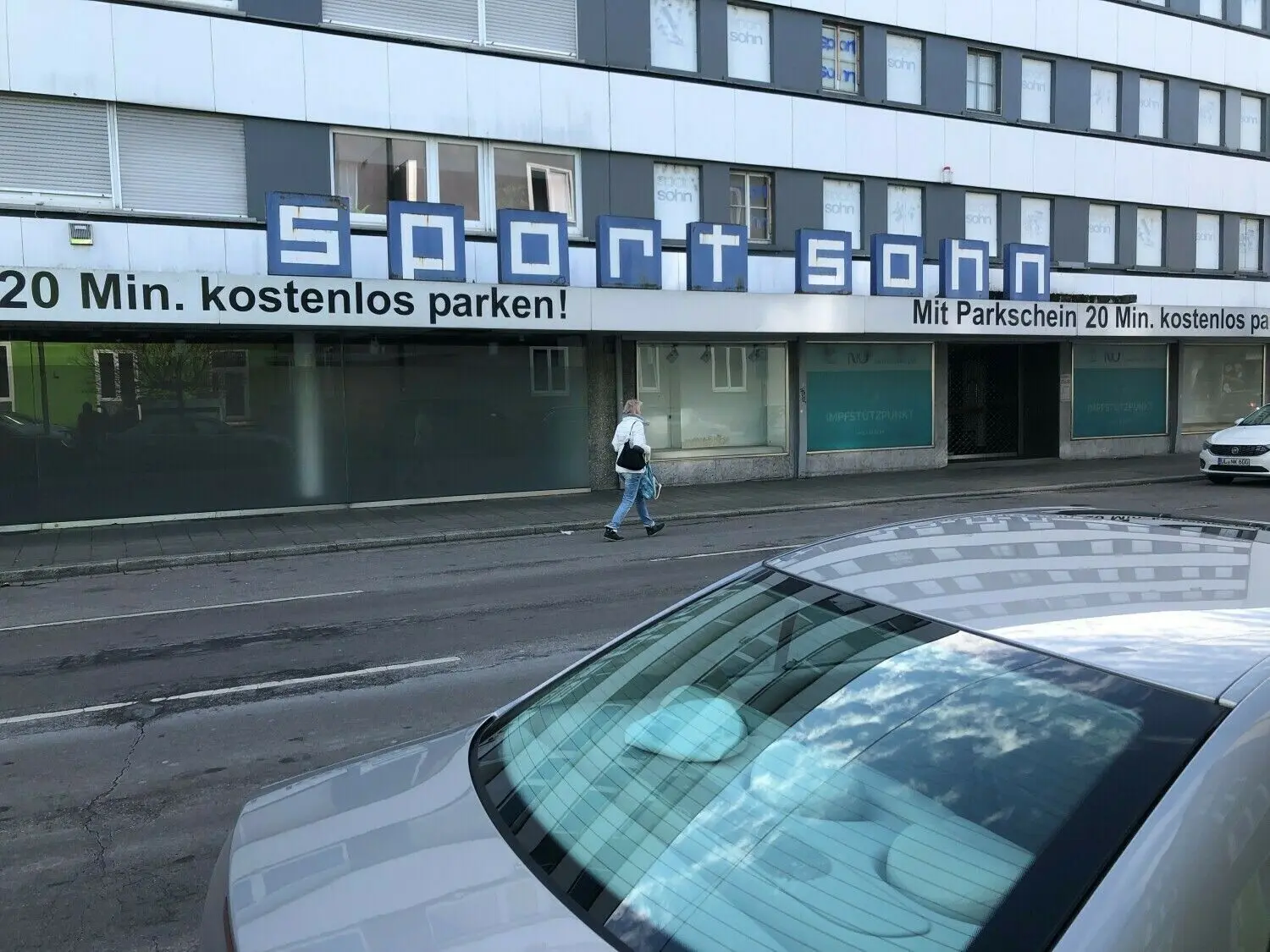 Das ehemalige Haupthaus von Sport Sohn in Neu-Ulm bekommt übergangsweise eine neue Nutzung.