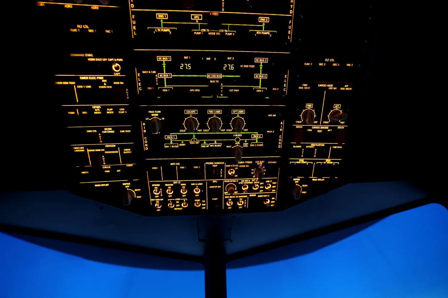 Wer mal selbst einen Airbus fliegen möchte, kann im Simulator Fliegerluft schnuppern.