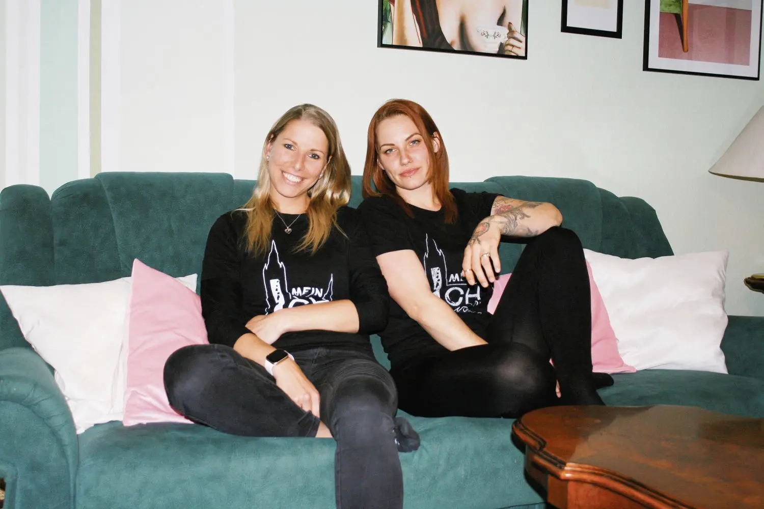 Inge (l.) und Esra kennen sich seit dem Kindergarten und engagieren sich schon immer gegen Diskriminierung.