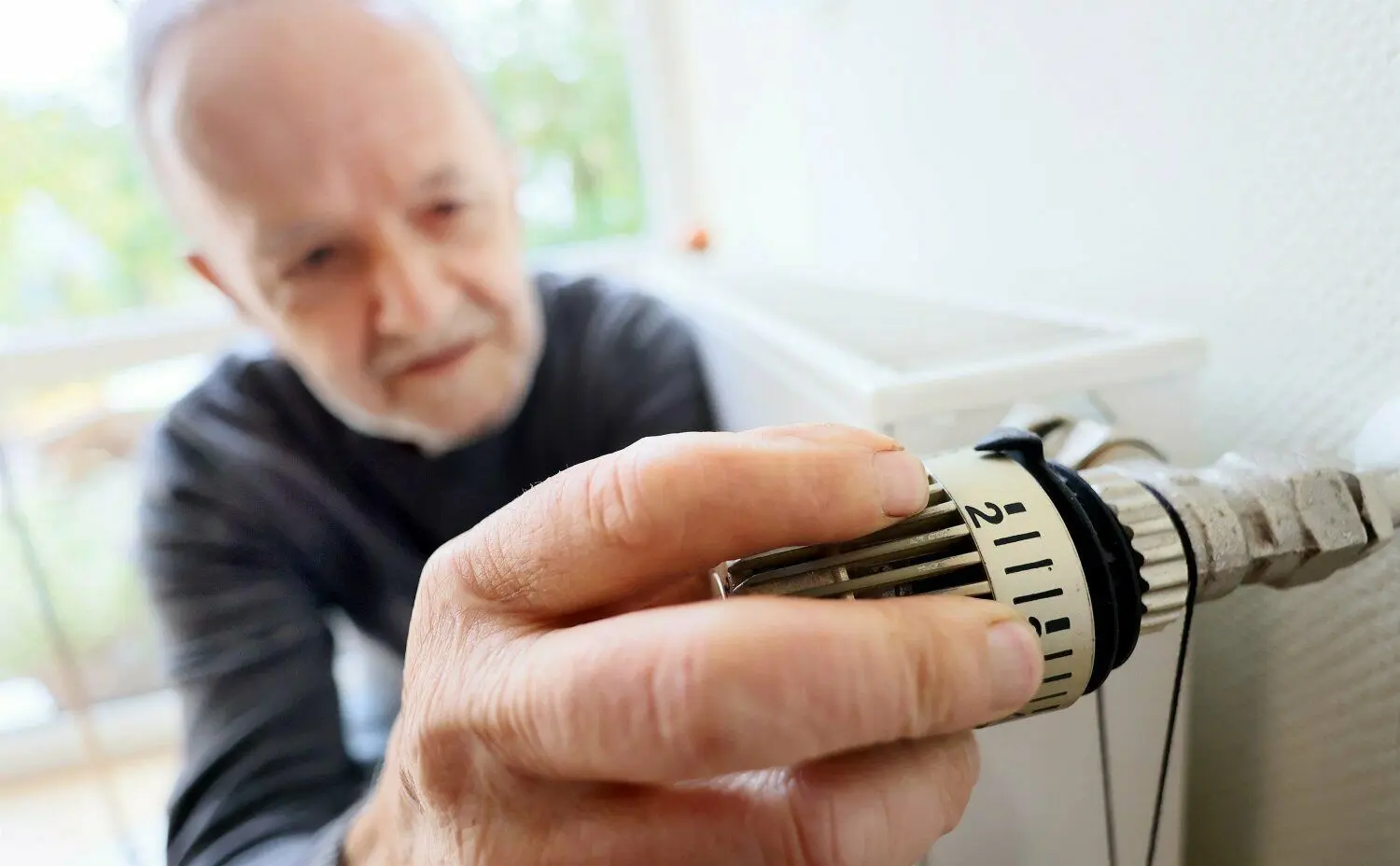 Siegfried Brehm dreht am Thermostat. Der Reihenhausbewohner aus den Kreuzäckern in Schwäbisch Hall ist vor einem Jahr auf Fernwärme umgestiegen. Das verschaffe ihm im Alter mehr Komfort, weil er sich nun weniger um seine Heizungsanlage kümmern müsse. ⇥