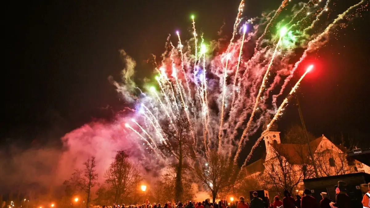 Feuerwerk bei der Ausgrabung des Groggentälers am Groggensee. Tausende feierten am Glombigen den Höhepunkt der Ehinger Fasnet. ⇥