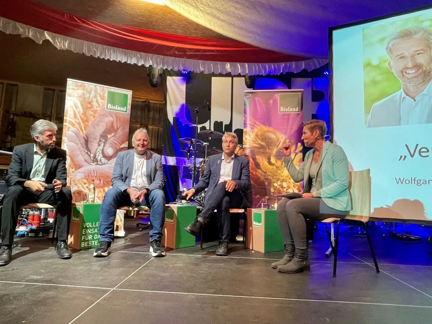 Tübingens Oberbürgermeister Boris Palmer, Farmbau-Chef Wolfgang Maier, Bioland-Präsident Jan Plagge und Moderatorin Christine Hofmann (von links) beim Vortrags- und Diskussionsabend zum Thema „Verbauen wir unsere Zukunft?“ in Musdorf.⇥