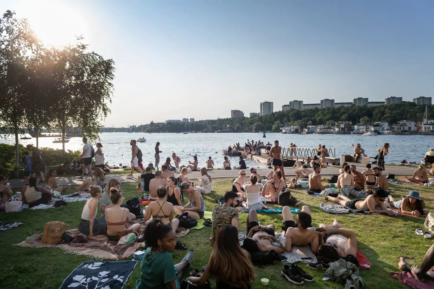 Dichtes Gedränge an einem See in Stockholm. Einen Lockdown wie in weiten Teilen Europas gab es in Schweden nie. ⇥
