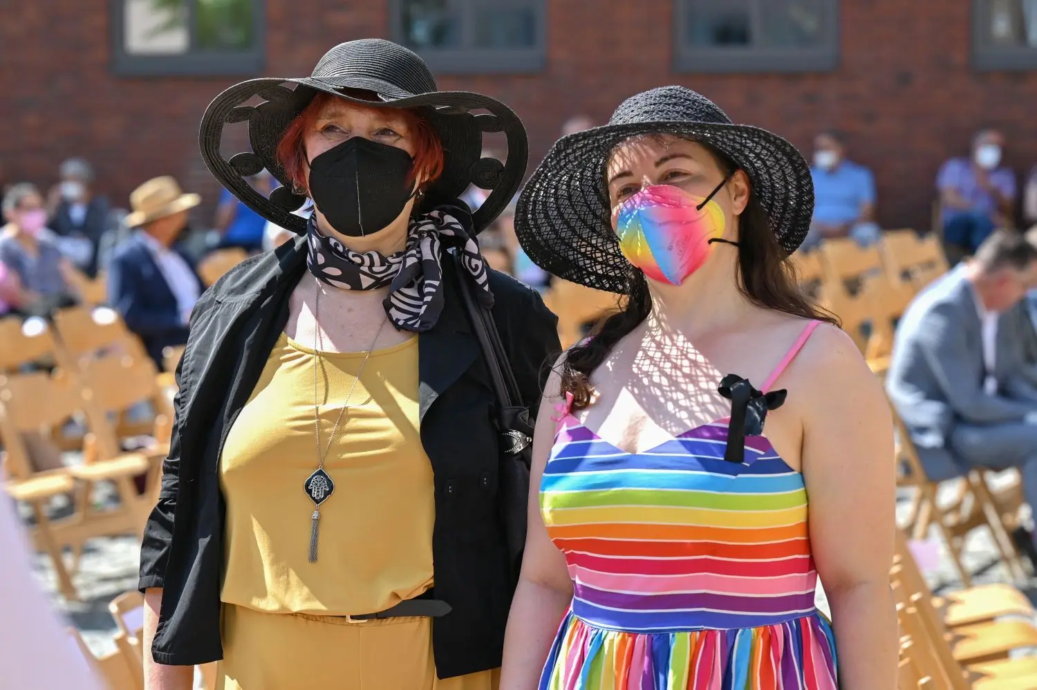 Zeichen setzen: Anja Hirschel (rechts) in Regenbogenfarben, mit Eva-Maria Glathe-Braun.
