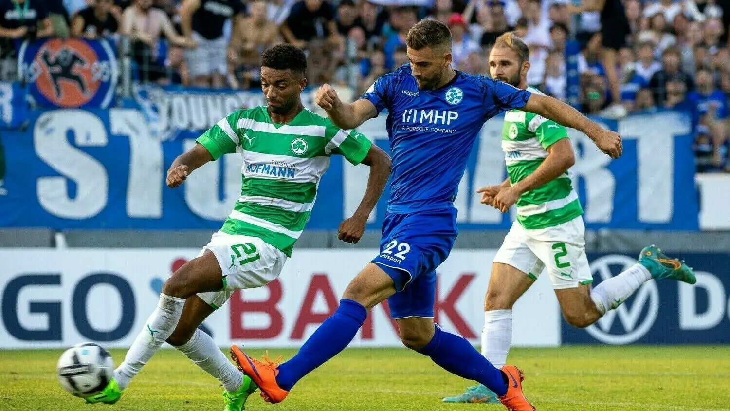 Bundesliga-Absteiger Fürth verlor im DFB-Pokal mit 0:2 auf der Degerlocher Waldau. SVK-Stürmer David Braig (vorne rechts, hier gegen Fürths Timothy Tillman) traf zum 2:0-Endstand am 30. Juli.⇥
