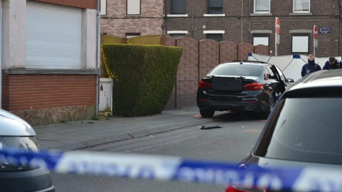 Bei einer Karnevalsveranstaltung in Belgien ist ein Auto in eine Menschengruppe gefahren. Bei dem Vorfall am Sonntag starben vier Menschen.
20.03.2022, Belgien, La Louviere: Polizisten stehen in einem Abgesperreten Bereich Wache. In Belgien ist bei einer Karnevalsveranstaltung ein Fahrzeug in eine Menschengruppe gefahren. Bei dem Unglück in dem Ort Strépy-Bracquegnies kamen am Sonntagmorgen vier Menschen ums Leben, wie die belgische Nachrichtenagentur Belga unter Berufung auf den zuständigen Bürgermeister berichtete. Foto: Carole Heymans/BELGA/dpa +++ dpa-Bildfunk +++
