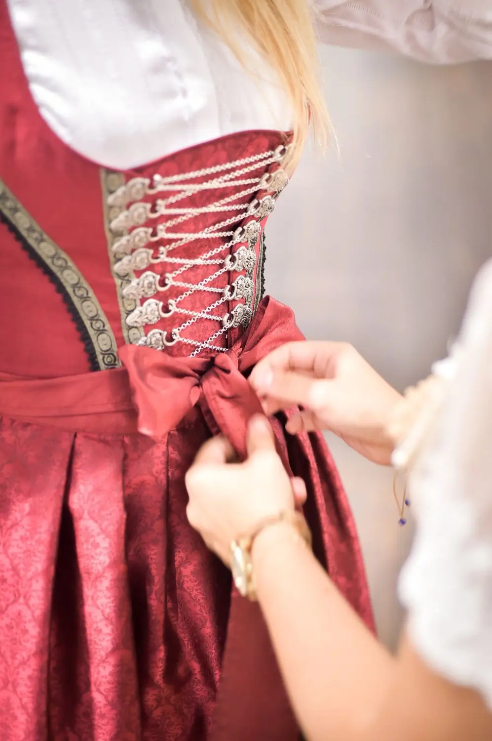 Die Schleife beim Schwabendirndl wird in der Mitte  geschnürt.