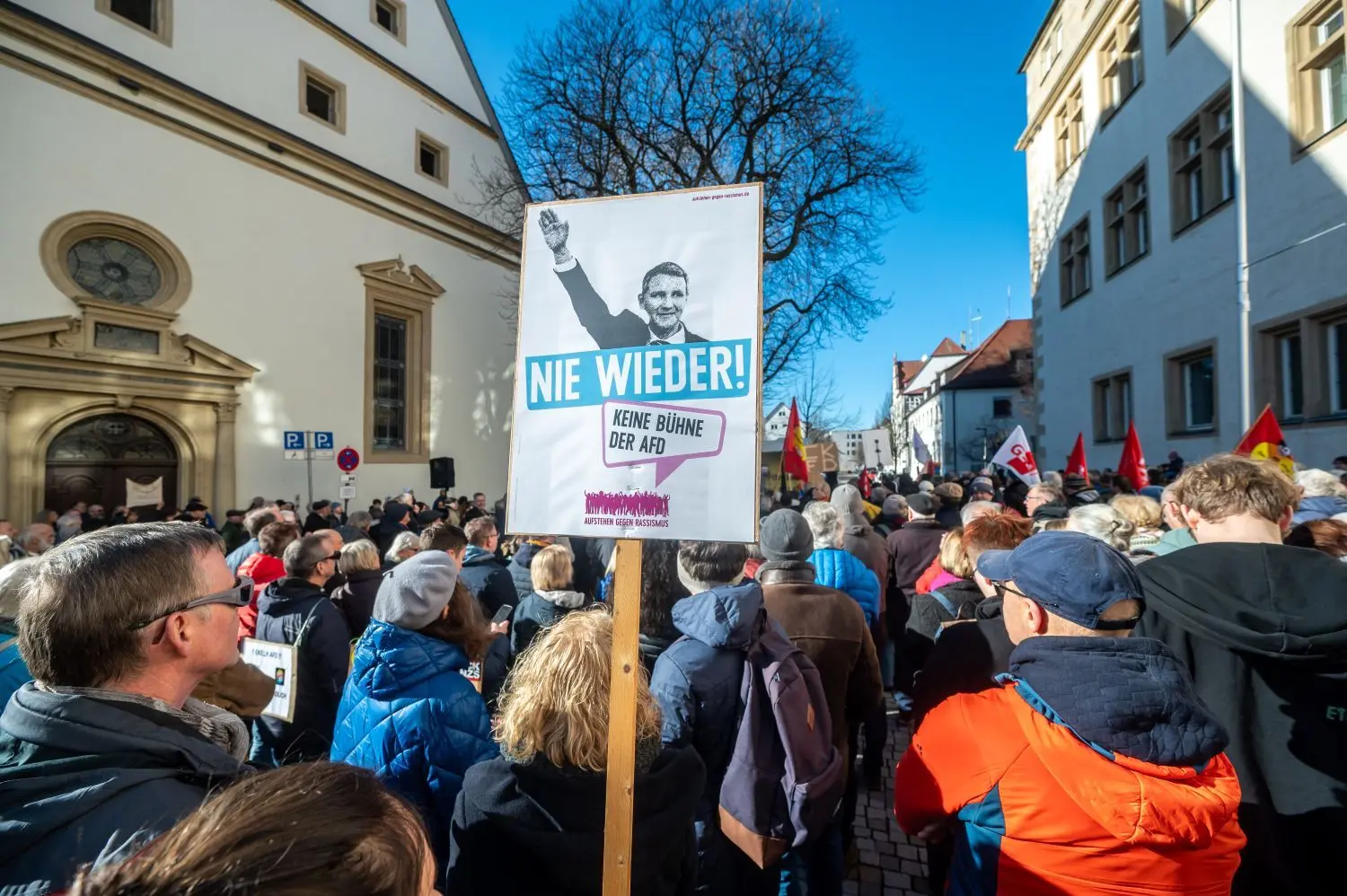 So voll hat Göppingen den Schlossplatz selten gesehen: Zur Kundgebung „Bunte Vielfalt statt brauner Einfalt“ kommen nach Angaben der Veranstalter 1500 Menschen – sie protestieren gegen Rechtsextremismus, Hass und Hetze.