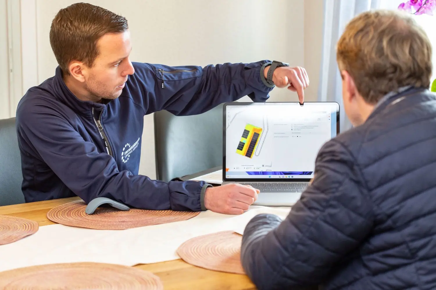 Bei dem Beratungsgespräch wird die Belegung der Daxhflächen mit PV-Modulen besprochen. Geplant ist für das Einfamilienhaus eine Maximalbelegung.