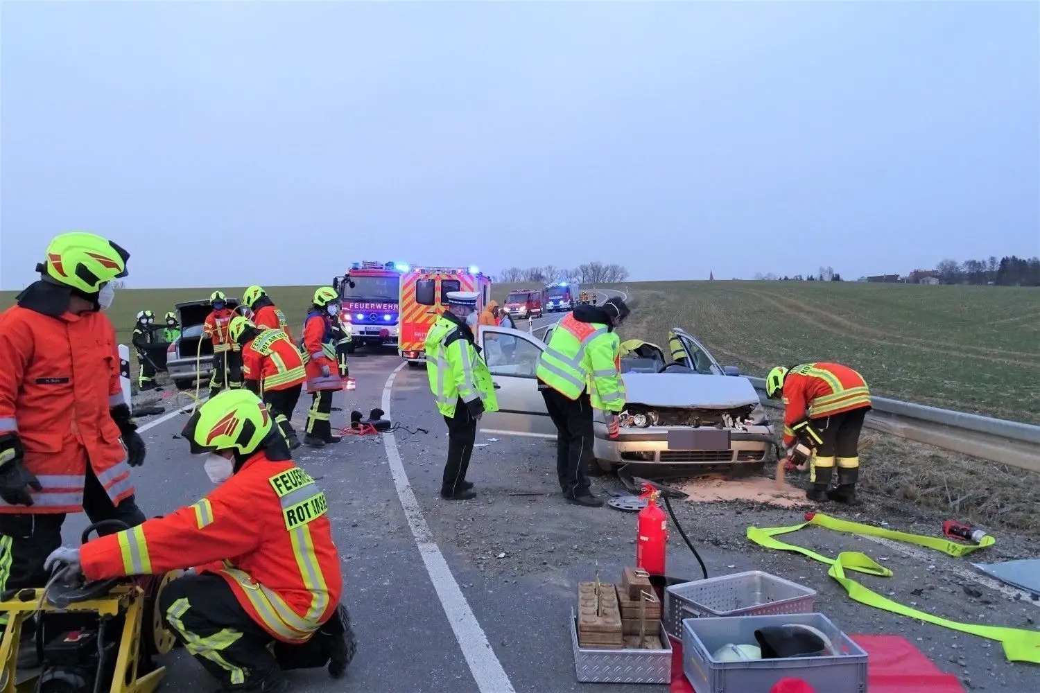 Einer der Unfallbeteiligten musste aufwändig aus dem Fahrzeug geschnitten werden.⇥