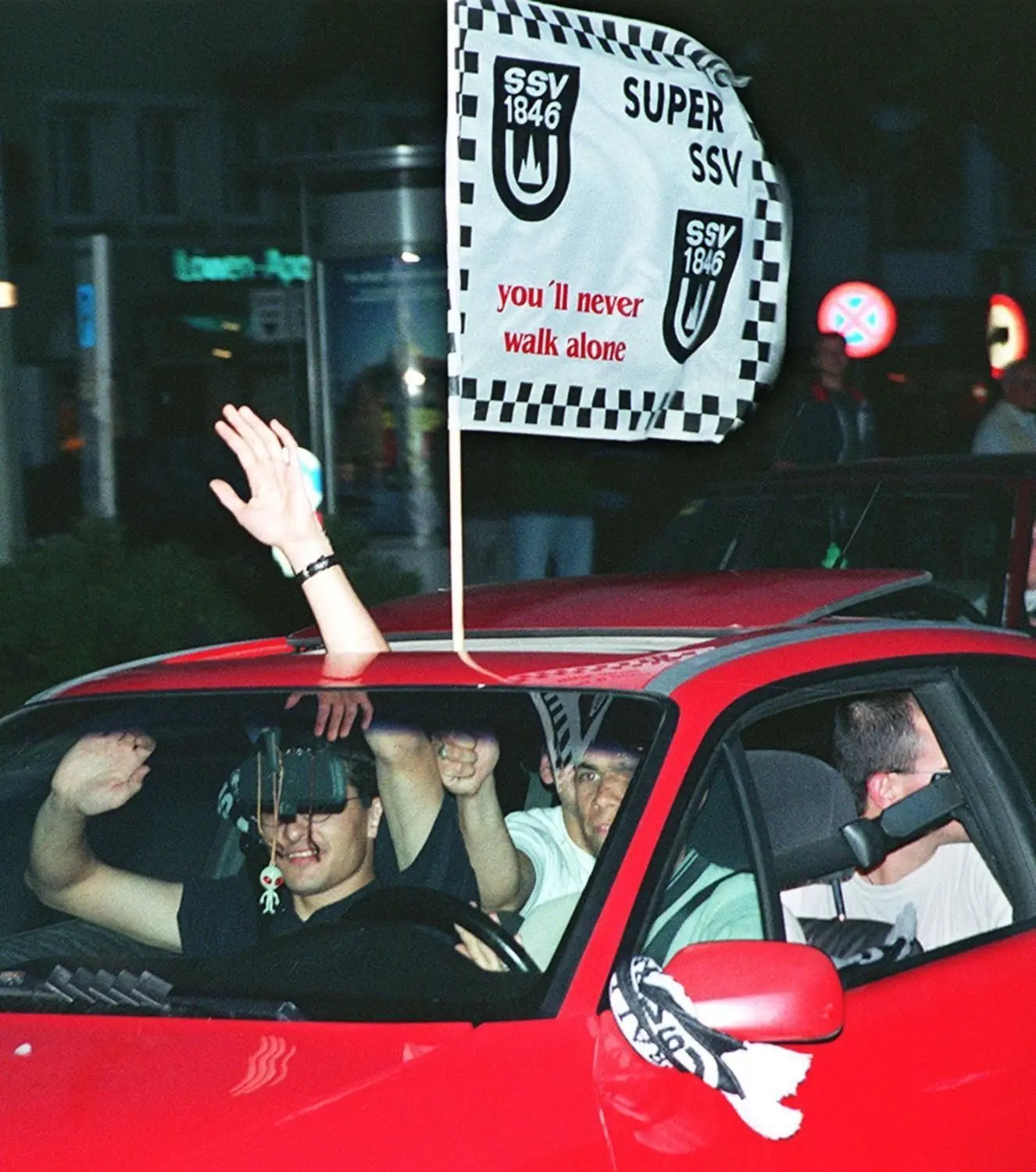 Ulmer außer Rand und Band: Jubelnde Fans fahren durch die Ulmer Innenstadt.