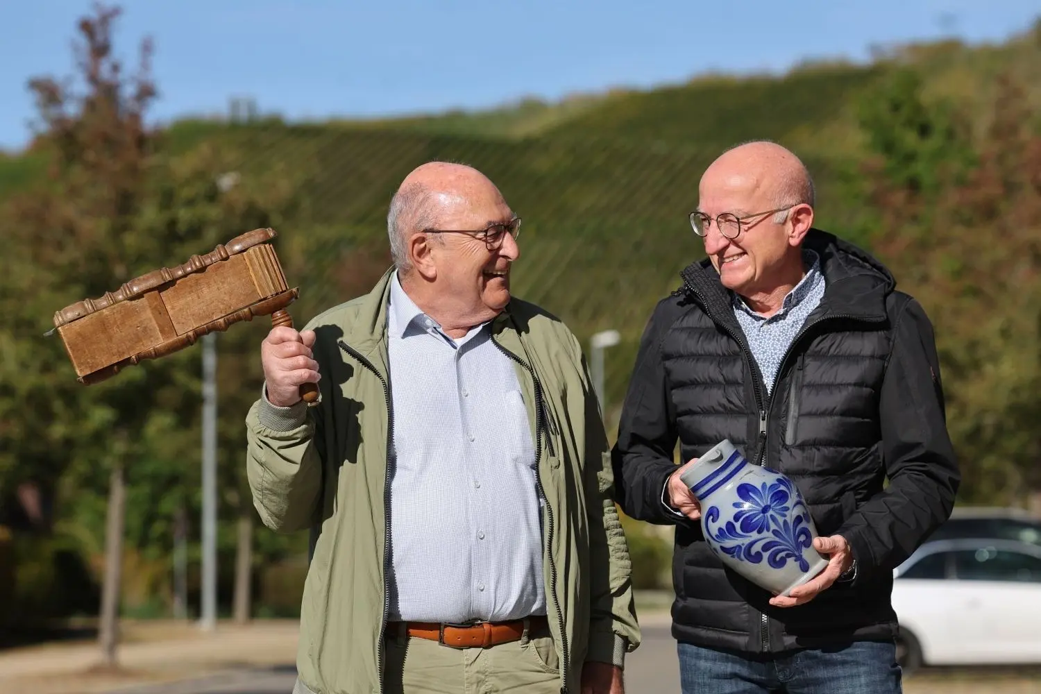 Günter Hau (links), Vorsitzender des Neuhäuser Liederkranzes, und Wolfgang Berweck, Vorsitzender des Muskvereins Neuhausen, freuen sich auf das gemeinsam veranstaltete Weinfest in der Inneren Kelter.⇥