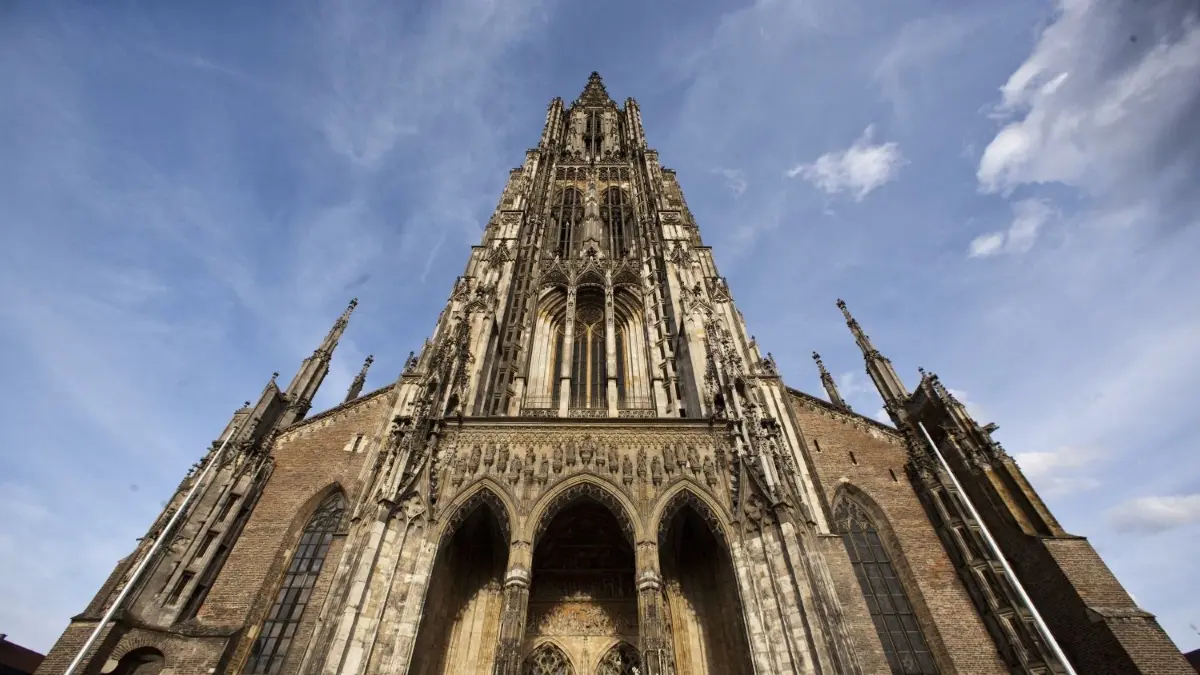 Die Fassade des Ulmer Münsters, gekrönt von dem markanten Turm.
Ulmer Münster, Münsterturm