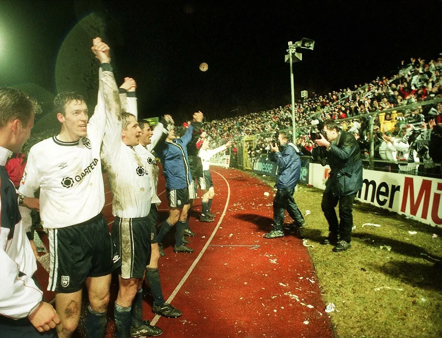 Am 8. Februar 2000 trafen der SSV Ulm 1846 und der TSV 1860 München das letzte Mal aufeinander. Die Partie im Donaustadion endete mit einem 3:0-Sieg für die Spatzen. Die Ulmer Spieler feiern ihren Sieg.
