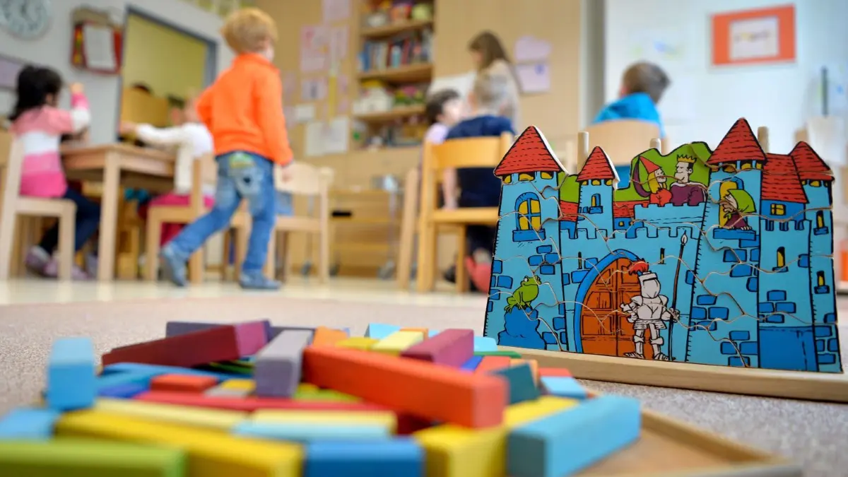 Die Räte in Ulm ringen um einen Kompromiss bei den Kita-Gebühren.
ARCHIV - ILLUSTRATION - Spielzeug liegt am 18.04.2016 in einer Kindertagesstätte in Düsseldorf (Nordrhein-Westfalen) auf dem Boden. (zu dpa vom 26.11.2017) Foto: Monika Skolimowska/dpa +++(c) dpa - Bildfunk+++