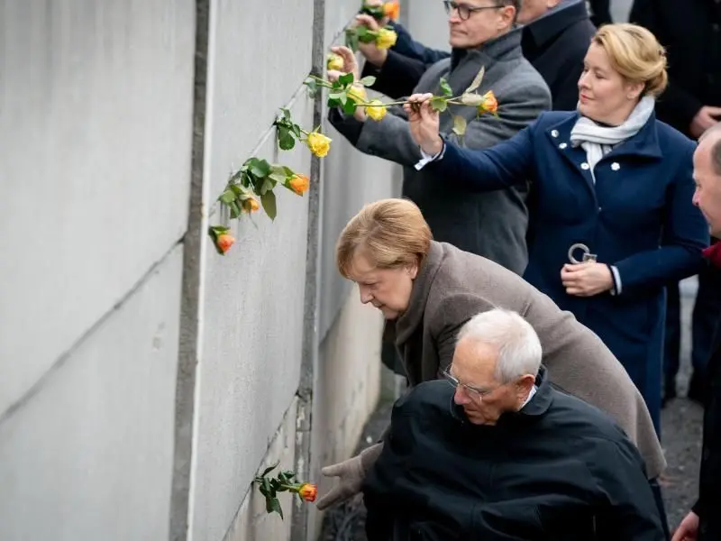 Bundeskanzlerin Angela Merkel, Berlins Regierender Bürgermeister Michael Müller und Familienministerin Franziska Giffey (v.l.) an der Mauergedenkstätte Bernauer Straße.