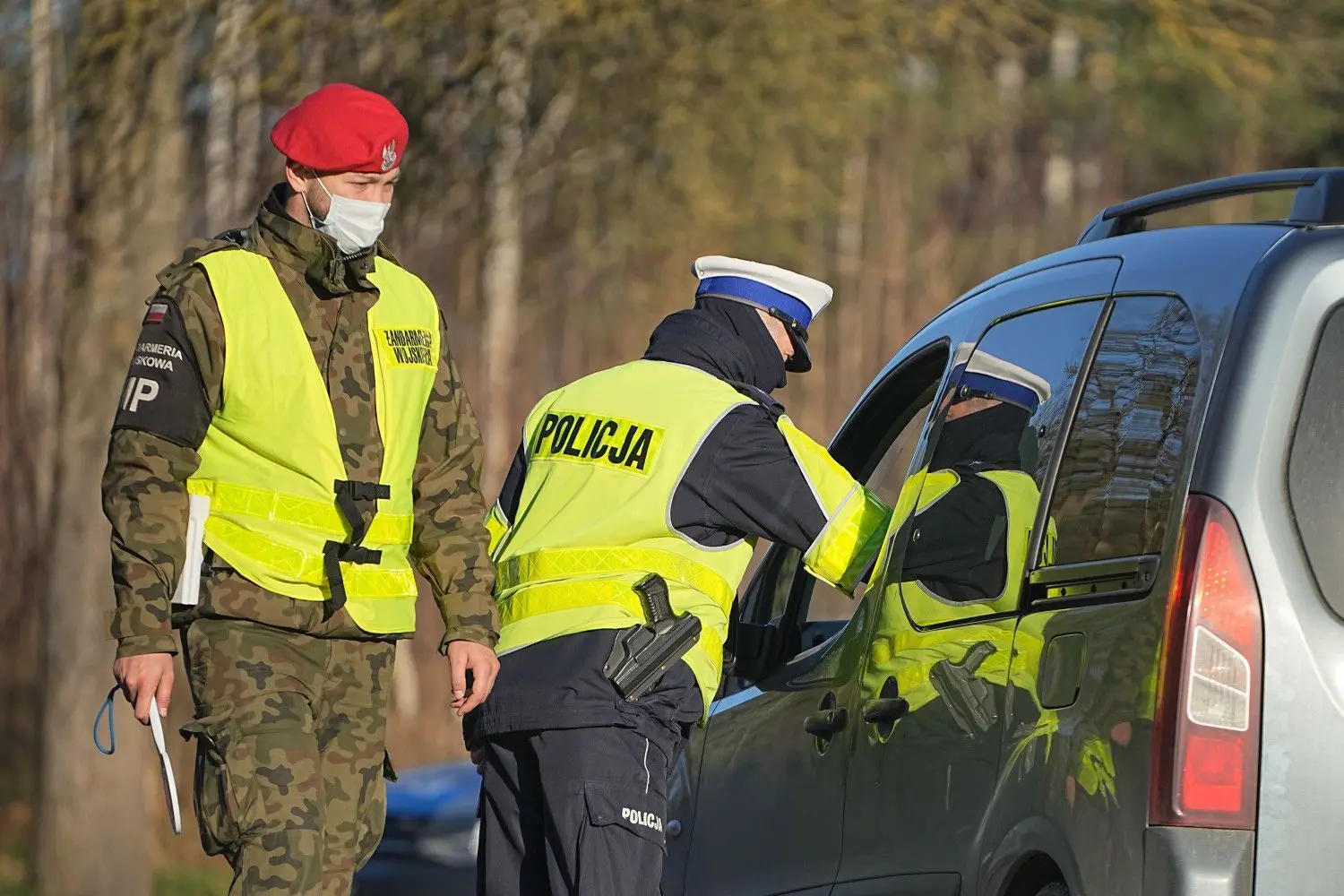 Die polnische Polizei kontrolliert Fahrzeuge an der Grenze zu Belarus. ⇥