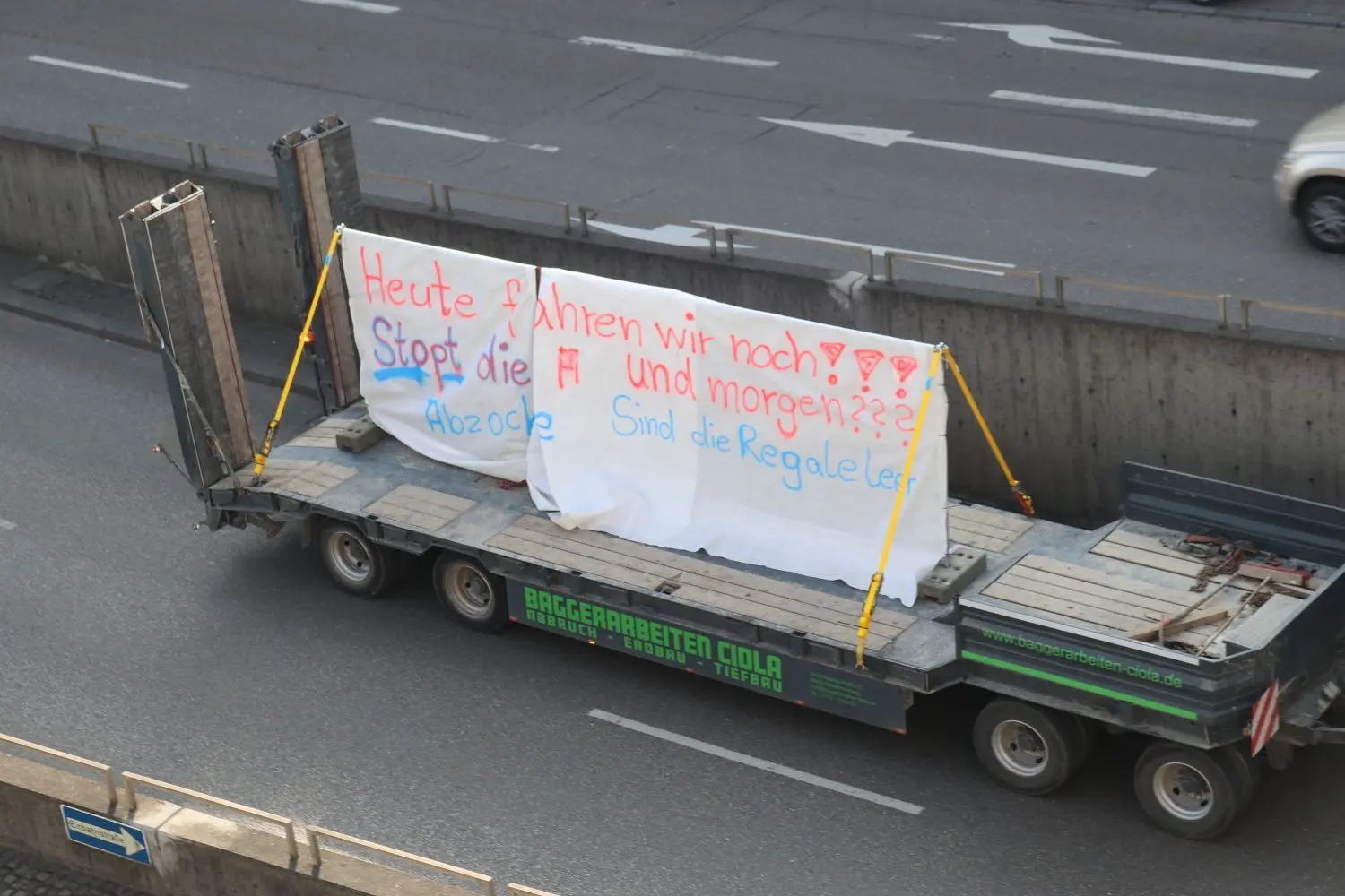 Lkw-Fahrer protestieren gegen die hohen Spritpreise.