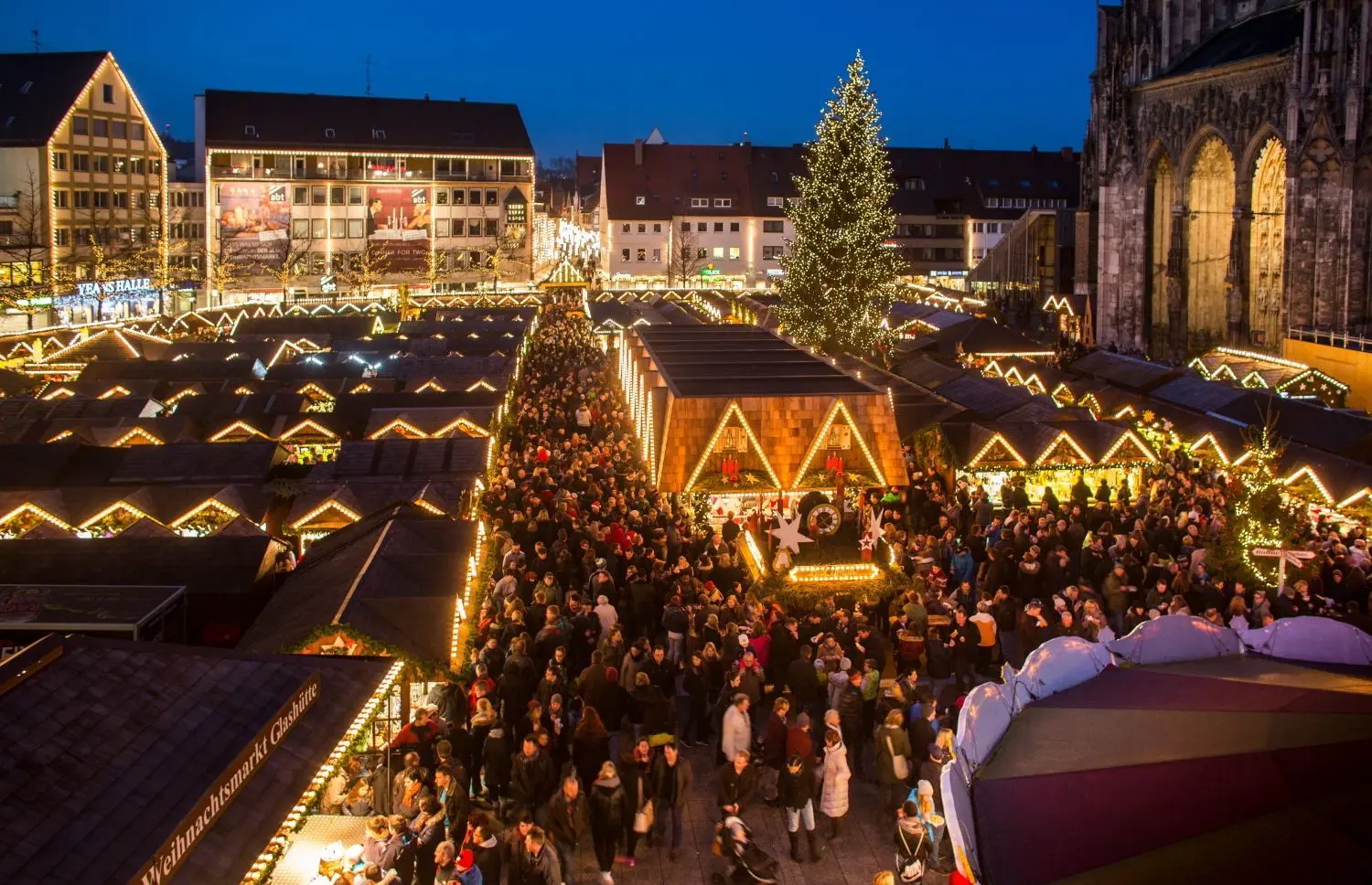Gerade an den Wochenenden ist der Münsterplatz gut gefüllt. ⇥