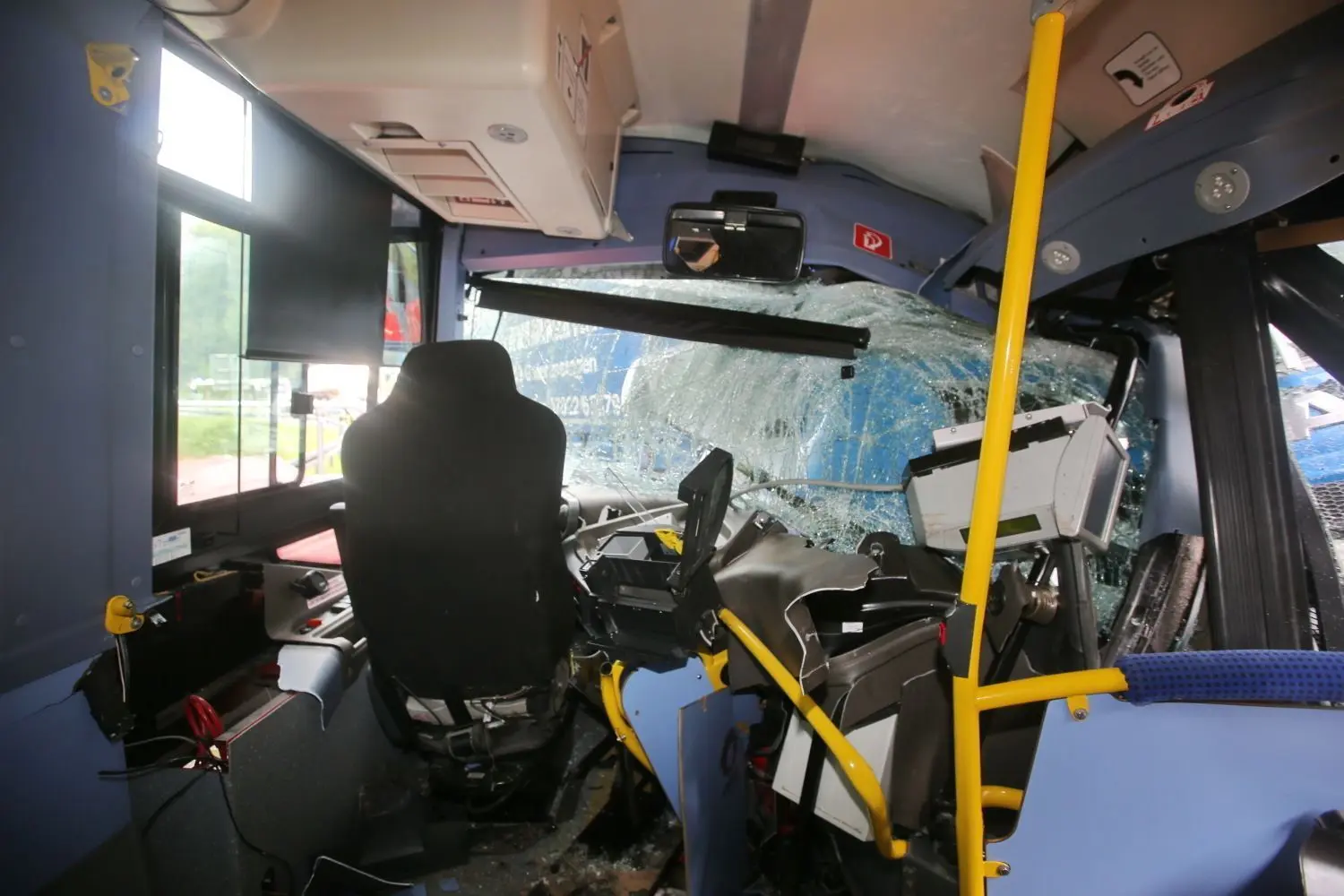 Im Bus musste die Feuerwehr hydraulische Werkzeuge einsetzen, um die Fahrerin aus ihrer misslichen Lage zu befreien.⇥
