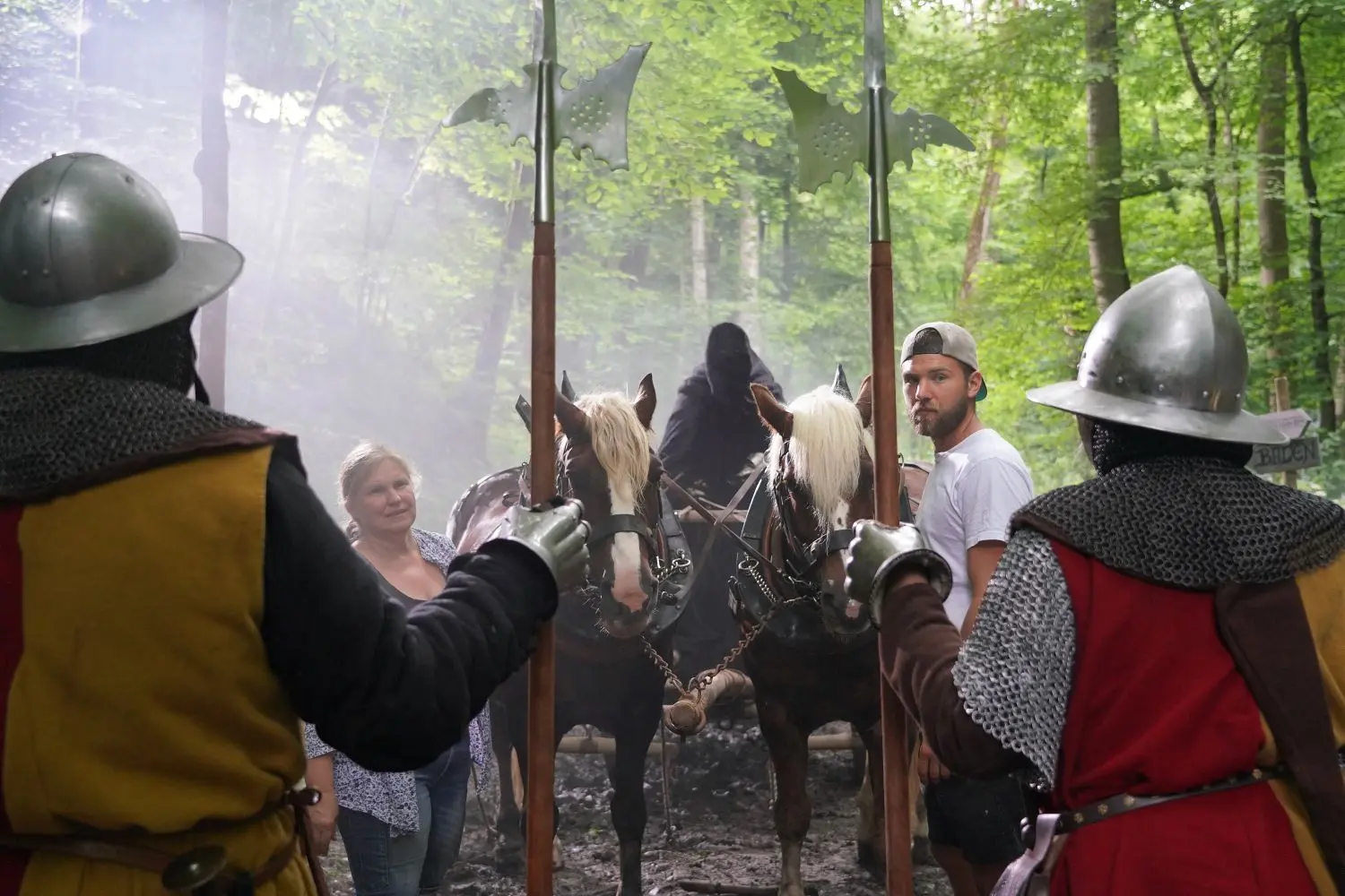 Stellprobe für die Historiensatire „Märtyrer der Strebsamkeit“ in der Schmerachklinge. Die Soldaten Utz und Volckel (Gunther Nickles, Benedikt Paulun) müssen entscheiden, ob der Tod (Rainer Hartmann) ins mittelalterliche Ländle einreisen darf. Ulrike Hartmann und Sohn Dorian betreuen die Pferde. Die Familie hat dem Filmteam Pferdegespann samt Wagen zur Verfügung gestellt. ⇥