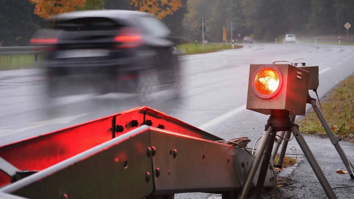 Bei Kontrollen auf der Landesstraße bei Roßwälden war ein 70-jähriger Autofahrer viel zu schnell. ⇥Symbolfoto:
Ein mobiles Blitzgerät fotografiert am 10.10.2013 auf einer Bundesstraße bei Creußen (Bayern) Fahrzeuge mit überhöhter Geschwindigkeit. Foto: David Ebener/dpa (zu dpa: "Bericht: 85 Blitzer-Standorte auf Bayerns Straßen" vom 22.02.2015) +++(c) dpa - Bildfunk+++
download 14.04.2015 für SWUM