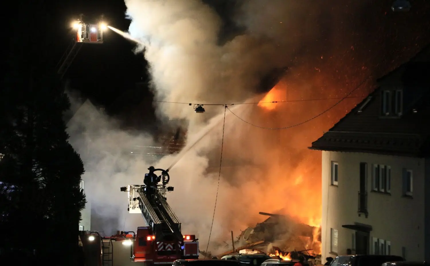 Nach einer mutmaßlichen Gasexplosion in einem Wohnhaus im Westen Stuttgarts wird eine Anwohnerin vermisst.